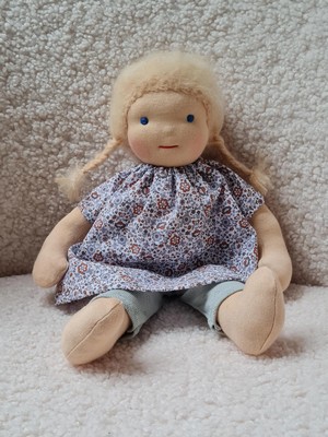 Waldorfpuppe_Stoffpuppe_mit_Zöpfen